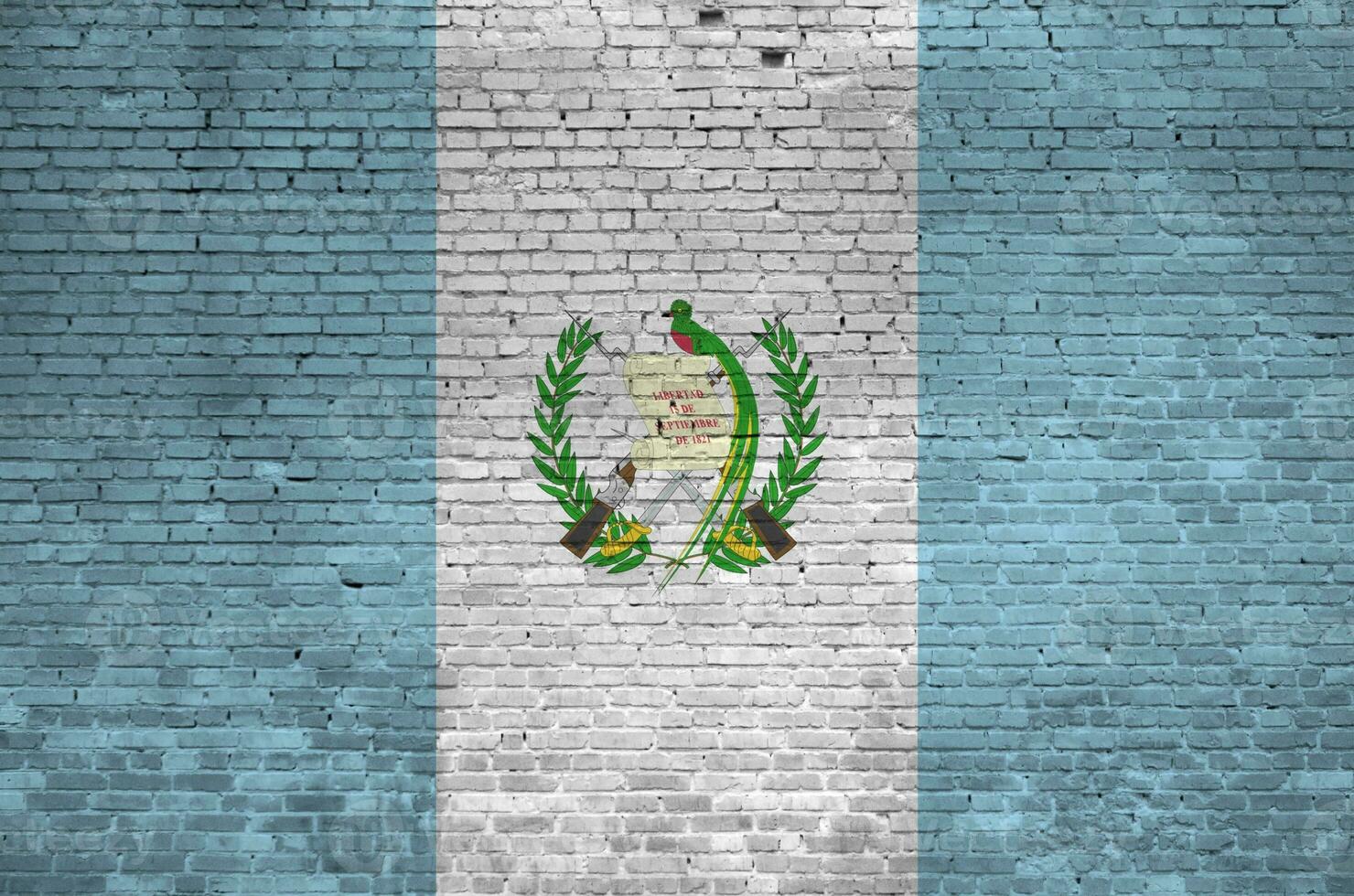 Guatemala bandera representado en pintar colores en antiguo ladrillo pared. texturizado bandera en grande ladrillo pared albañilería antecedentes foto