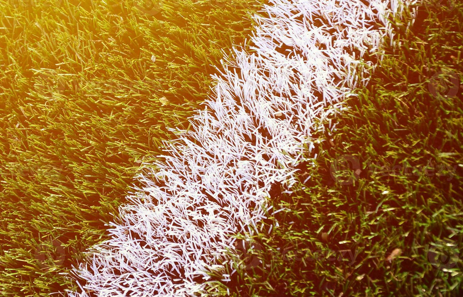 raya blanca en un campo de fútbol de césped artificial verde brillante foto