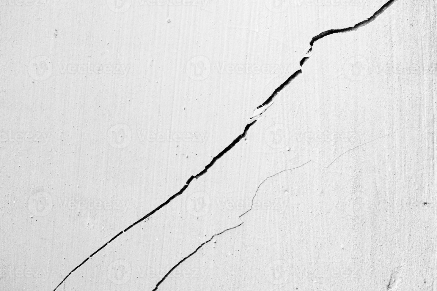 Crack white wall texture background photo