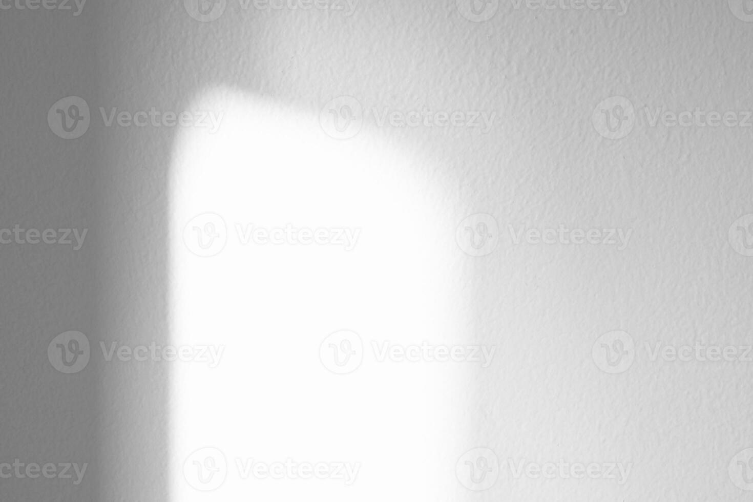 blanco pared fondo,hormigón textura con sombra diagonal,vacío gris cemento habitación con luz de sol reflejar en blanco yeso pintura, luz efecto para monocromo foto, Bosquejo, producto diseño presentación foto