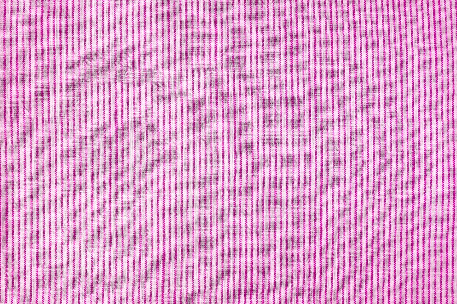 natural rosado lino textura con a rayas modelo como fondo, fondo de pantalla. parte superior vista, plano laico foto