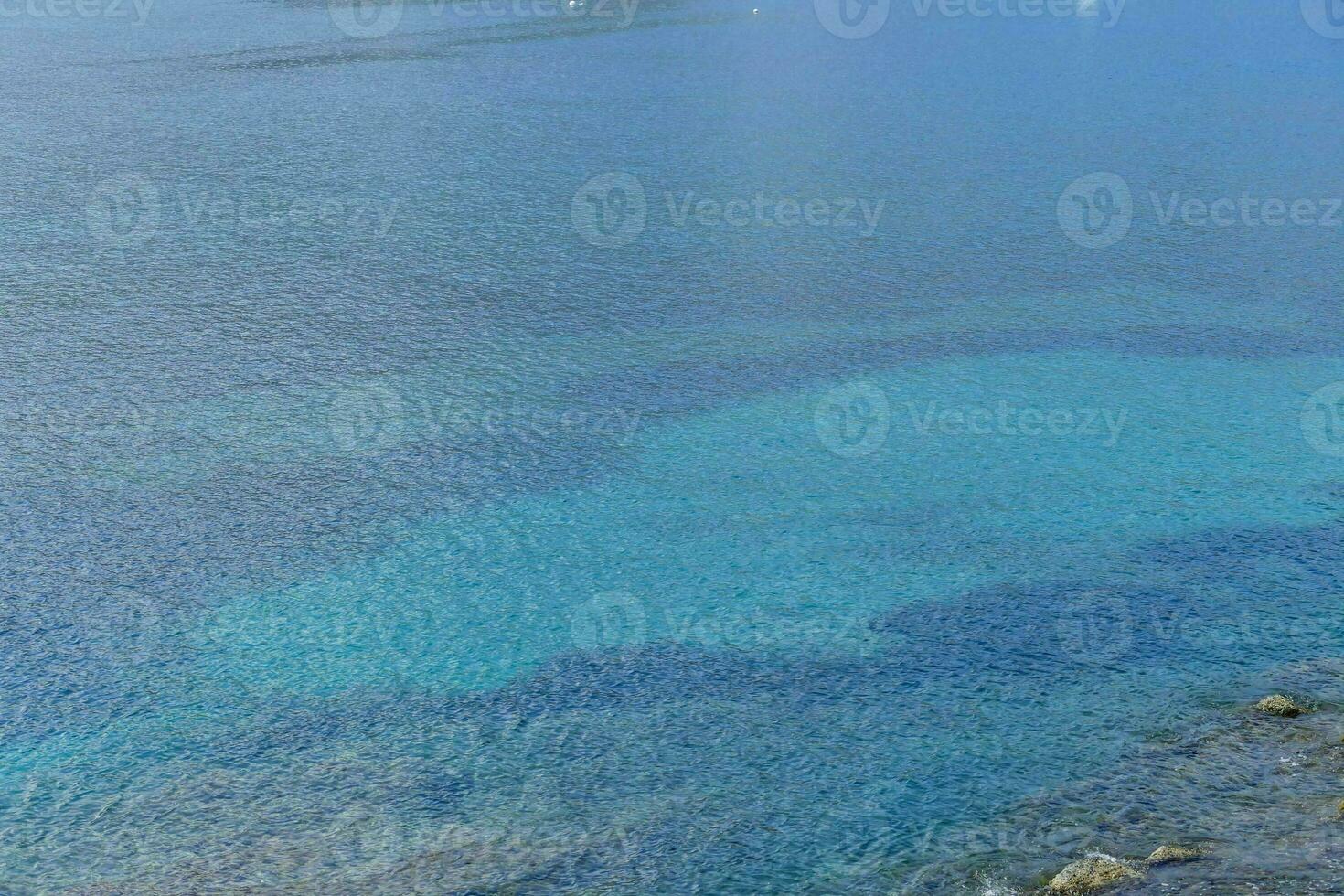 el agua es claro y azul foto