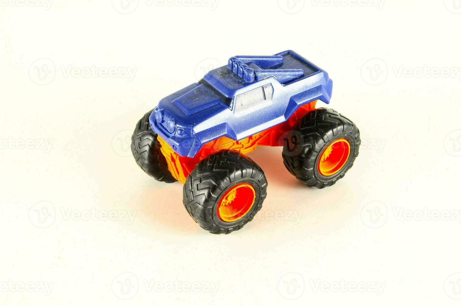 un naranja y azul juguete camión foto
