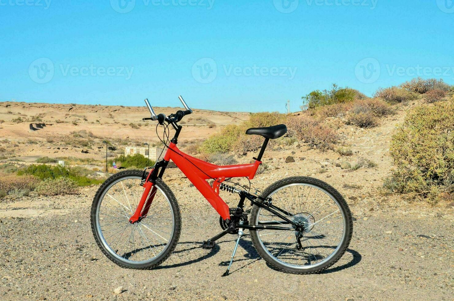 un rojo bicicleta es estacionado en el lado de un la carretera foto