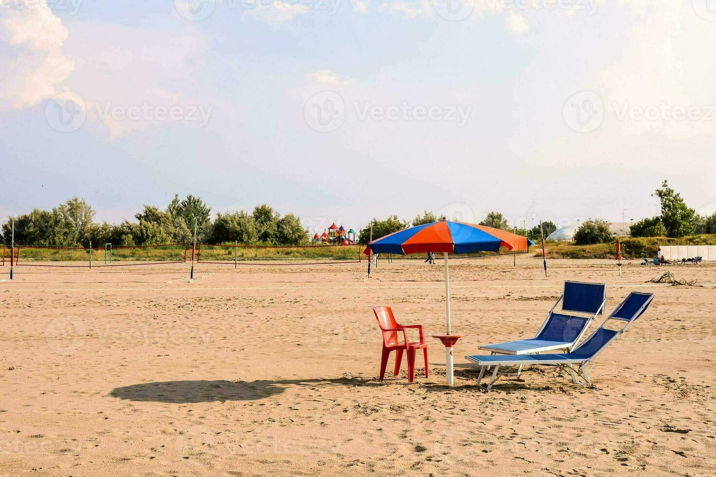 sillas y un paraguas en el playa foto