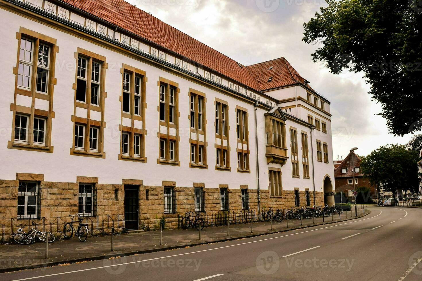 un calle con un blanco edificio foto