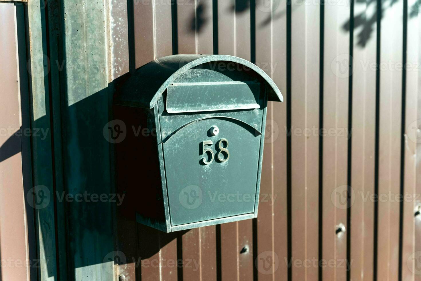 buzón a el portón de un privado casa en un suburbano barrio foto