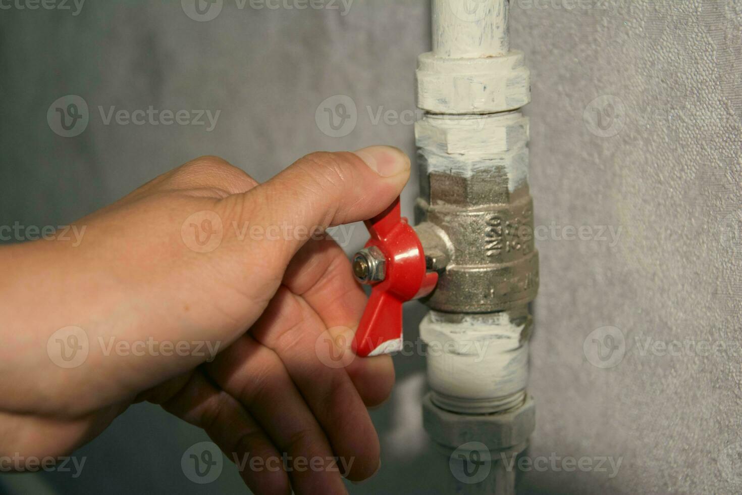 propietario clausura pelota válvula en calefacción tubo, corte apagado calor suministro a casa radiador foto