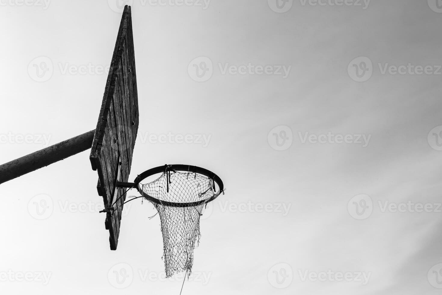 fotografía sobre el tema viejo aro de baloncesto de la canasta de red foto