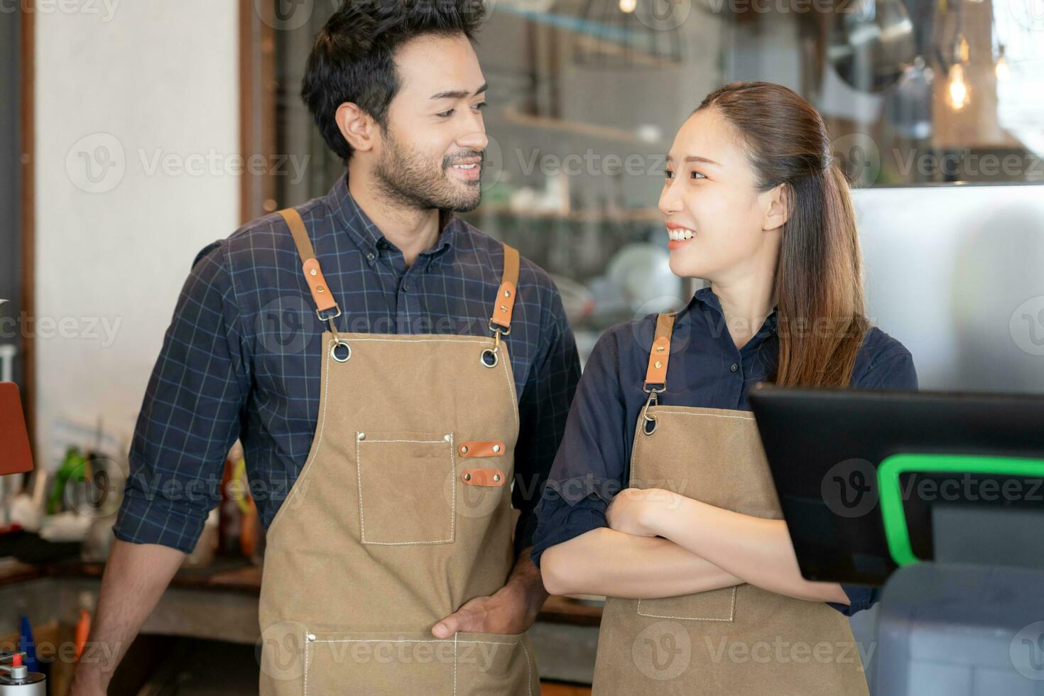 Asia Pareja propietario contento el primero día de pequeño negocio cafetería. garantías seguridad, limpieza, abierto el café tienda. nuevo normal. pequeño, bienvenido, restaurante, hogar hecho, familia foto