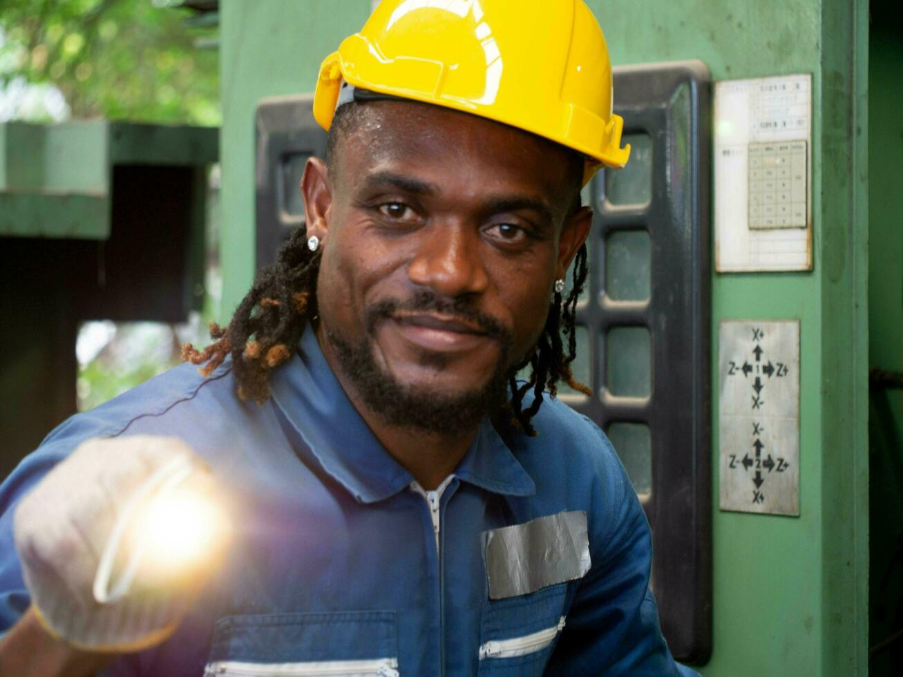 masculino hombre persona personas humano tío mirando a cámara vídeo tomar un foto inteligente hermoso labor empleado personal africano americano contento sonrisa etnia retrato construcción arquitectura profesional trabajo