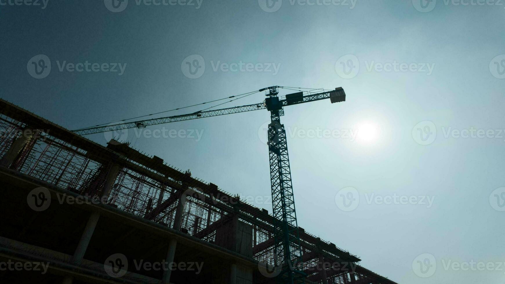 grua industria arquitectura construcción desarrollo Ingenieria edificio Copiar espacio azul cielo antecedentes fondo de pantalla acero hormigón negocio trabajo maquinaria alto al aire libre la seguridad real inmuebles residencial foto