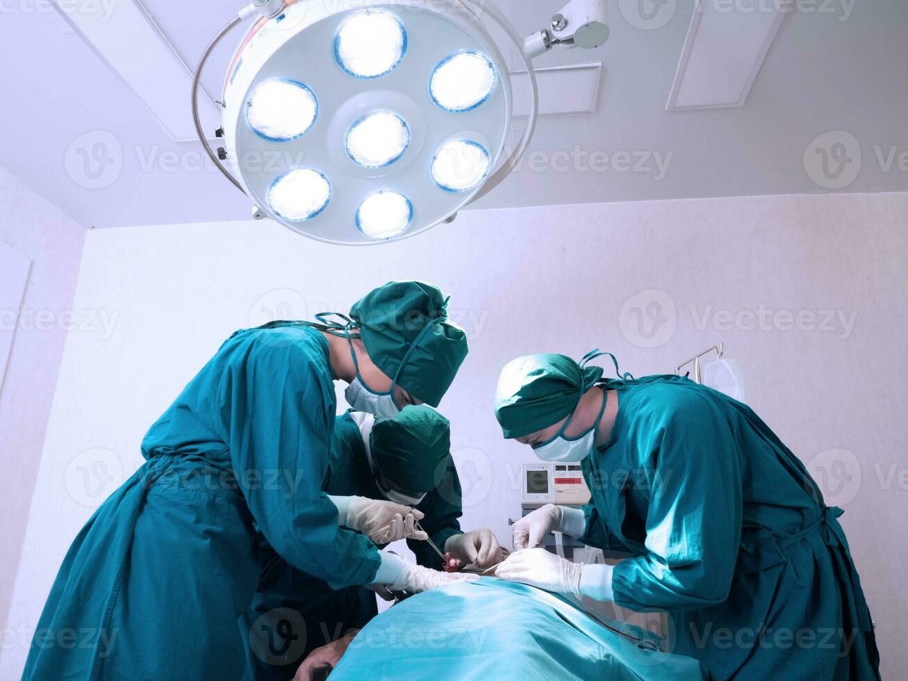 emergency room hospital operation room green blue colour mask glove work job Urgent accident car automobile medical death clinic teamwork female male man woman person group teamwork patient surgeon photo