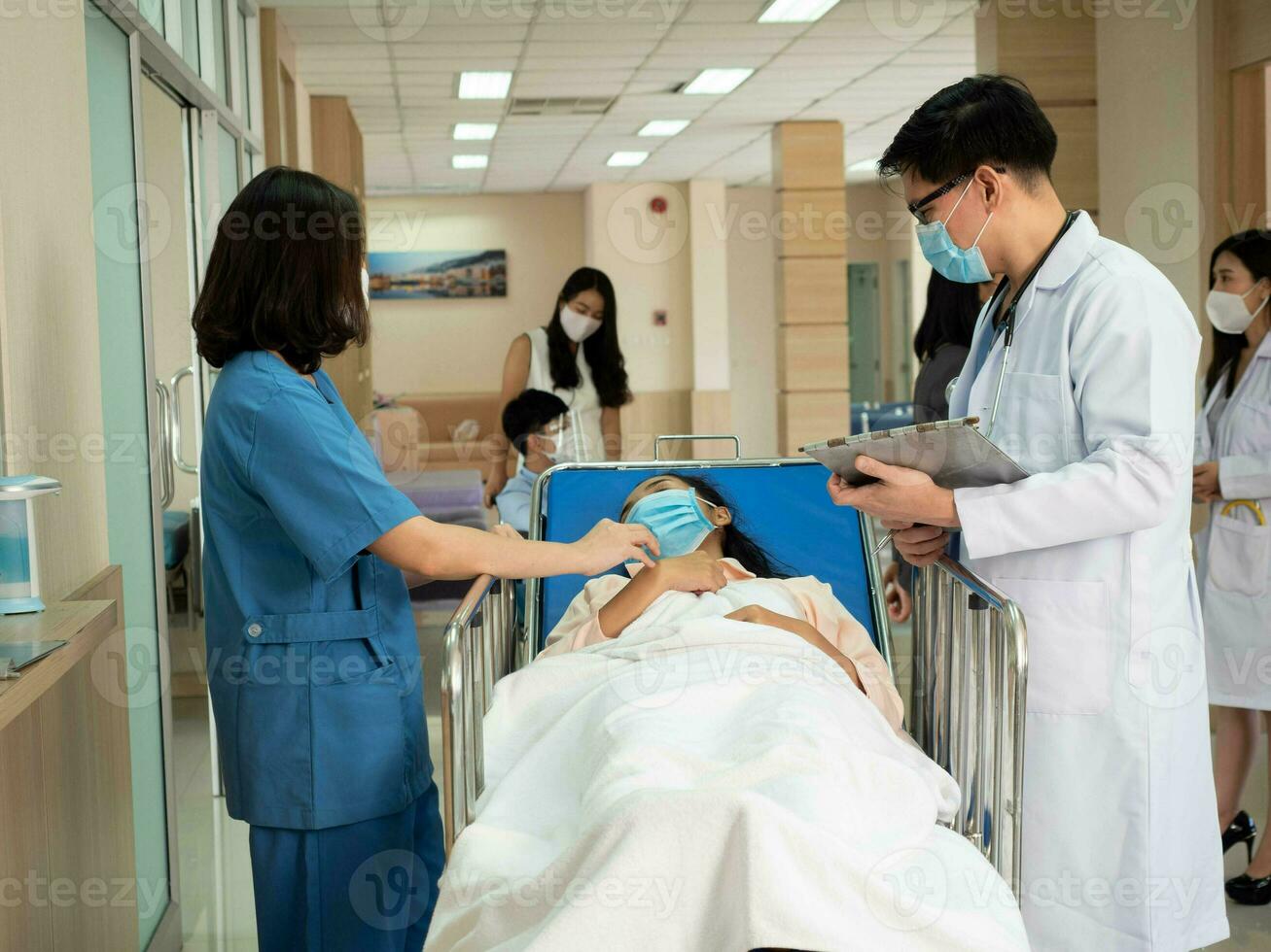 relative female woman lady man male wear mask sleep bed emergency room accident visit doctor nurse staff assistance person talking speak discussion ask symptom medicine professional paramedic advice photo