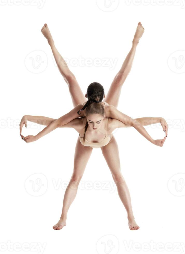 dos flexible muchachas gimnastas en beige leotardos son ejecutando ejercicios utilizando apoyo y posando aislado en blanco antecedentes. de cerca. foto