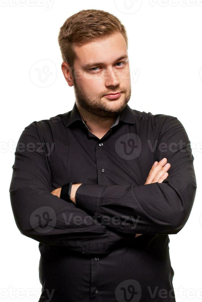 hermoso hombre en un negro camisa, aislado en un blanco fondo, sensación genial y cómodo. foto