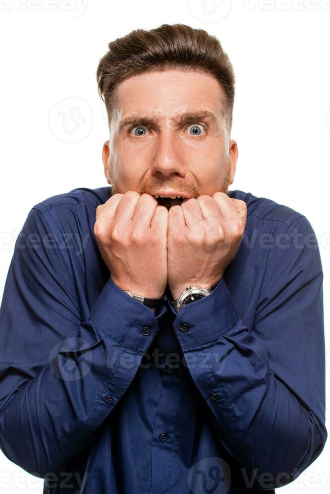 atractivo joven hombre vistiendo azul camisa, aislado terminado un blanco antecedentes. foto