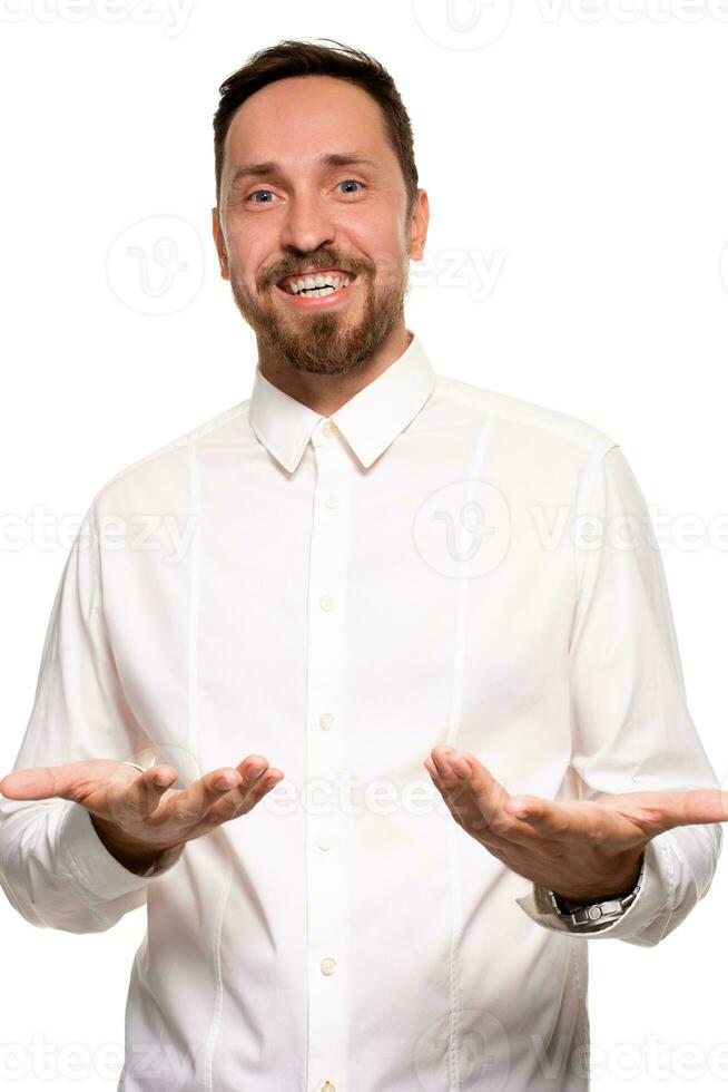 elegante barbado negocio hombre sonriente a cámara, teniendo satisfecho expresión y alegre mirar. foto