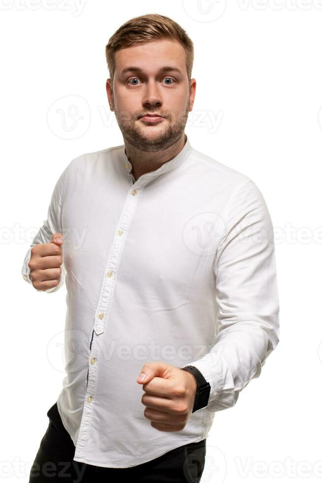 cerca arriba horizontal retrato de un hermoso hombre con un barba, elegante Corte de pelo, vistiendo un blanco camisa, aislado en un blanco antecedentes foto