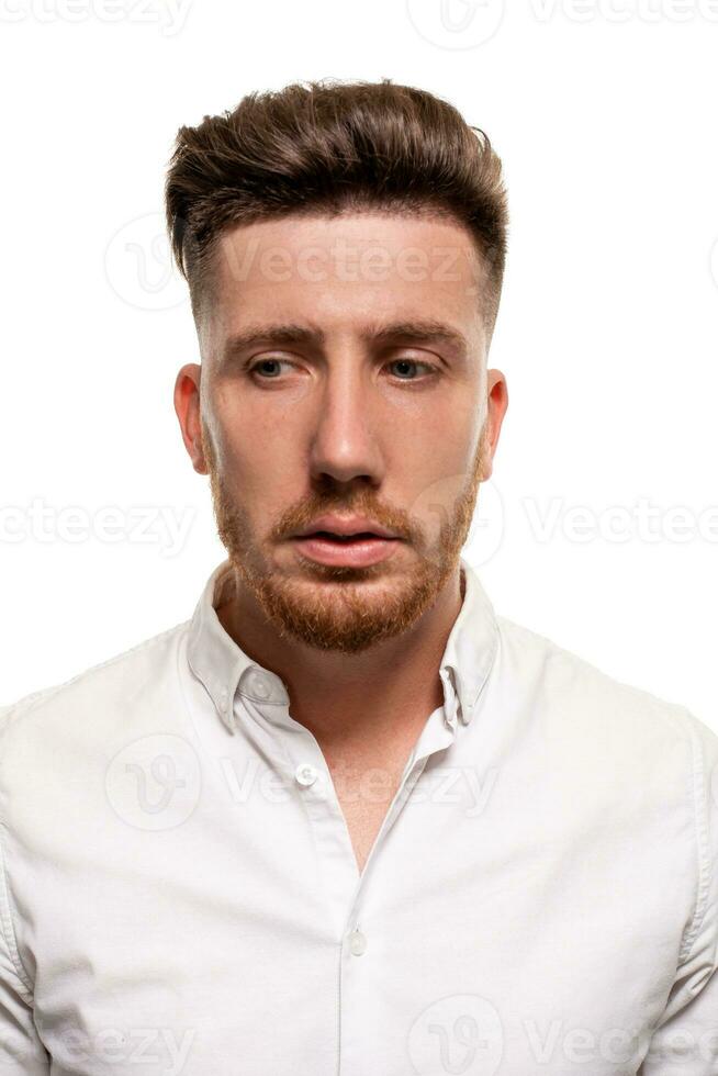 estudio foto de un guapo hombre en un blanco camisa, aislado terminado un blanco antecedentes