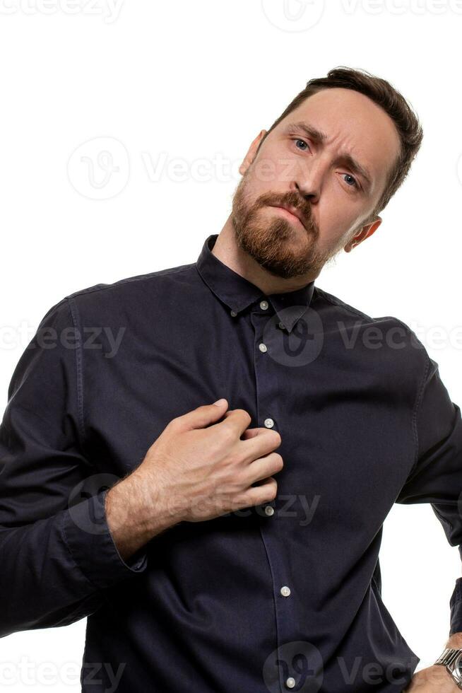 retrato de un elegante, sin afeitar hombre, vestido en un oscuro azul camisa, en pie en contra un blanco antecedentes. yo confidente hombre. foto