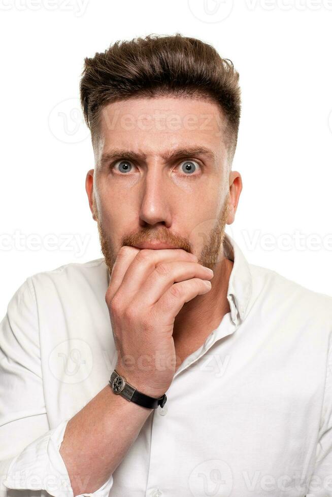 estudio foto de un guapo hombre en un blanco camisa, aislado terminado un blanco antecedentes