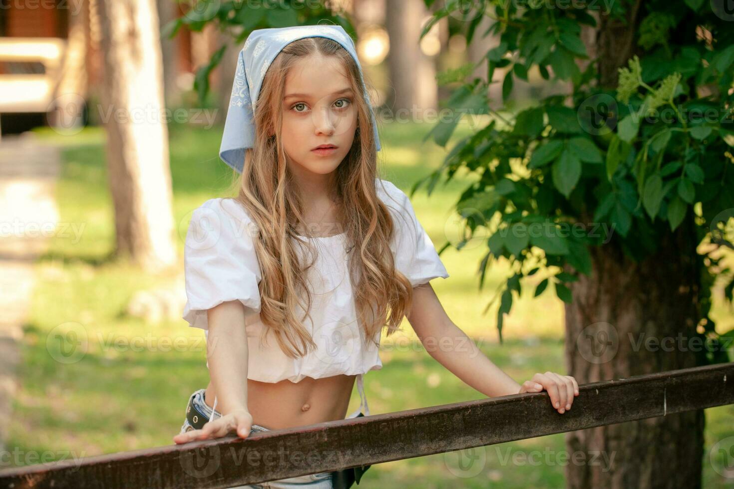bonito Adolescente niña posando cerca Esgrima en verano país inmuebles foto