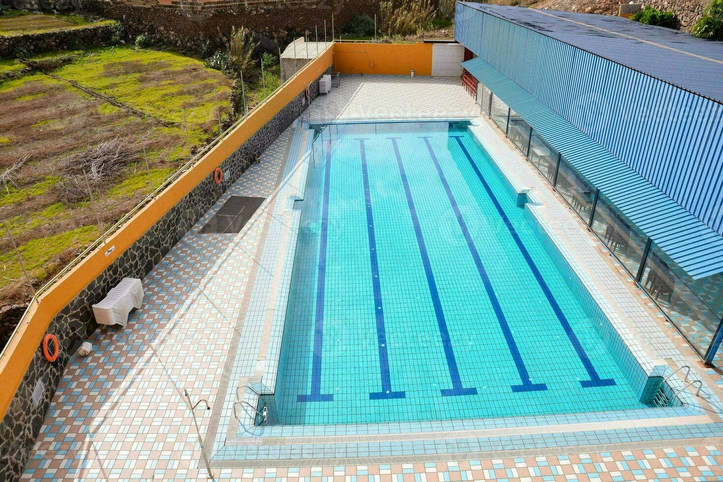 aéreo ver de un nadando piscina foto