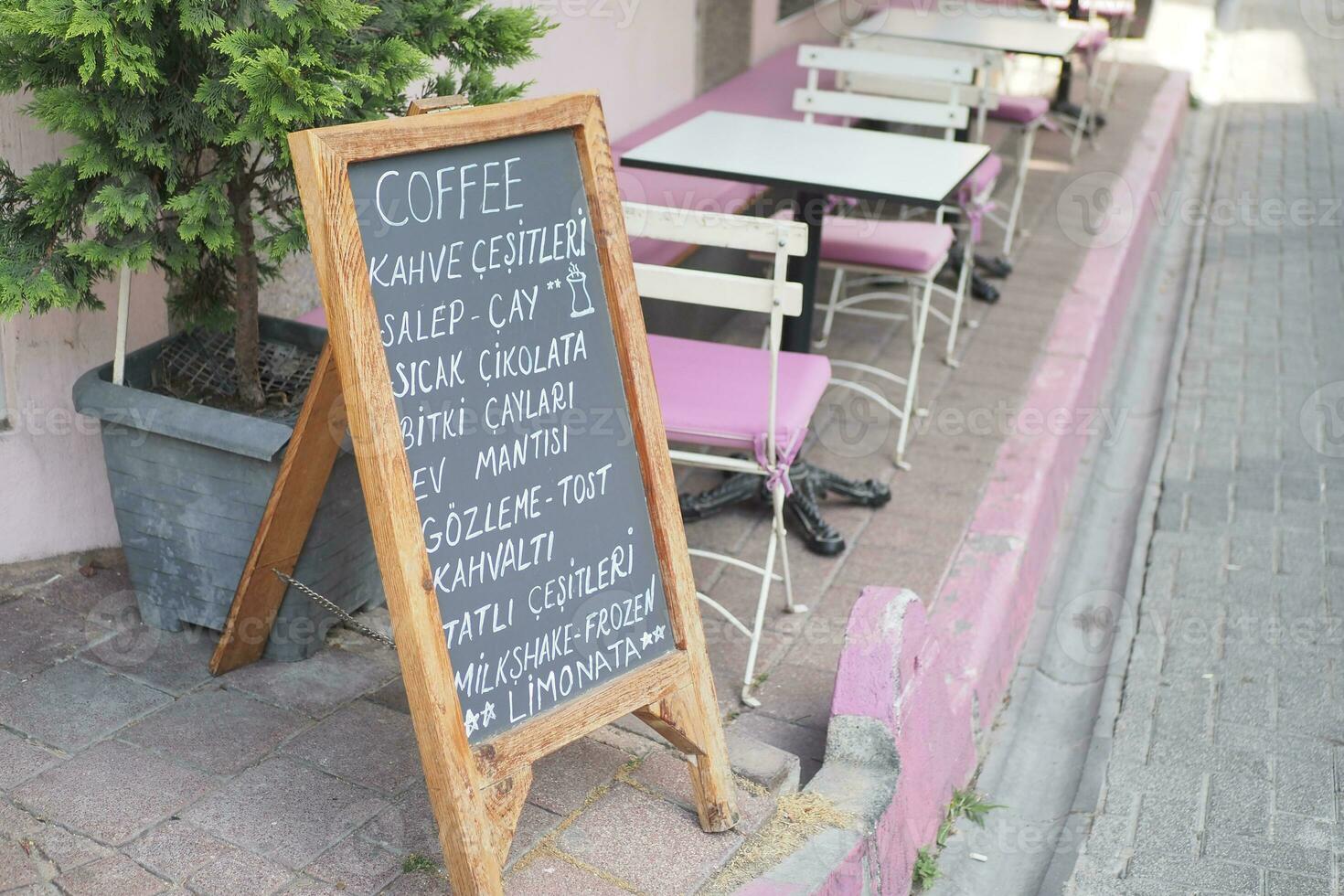 café menú en negro tablero al aire libre foto
