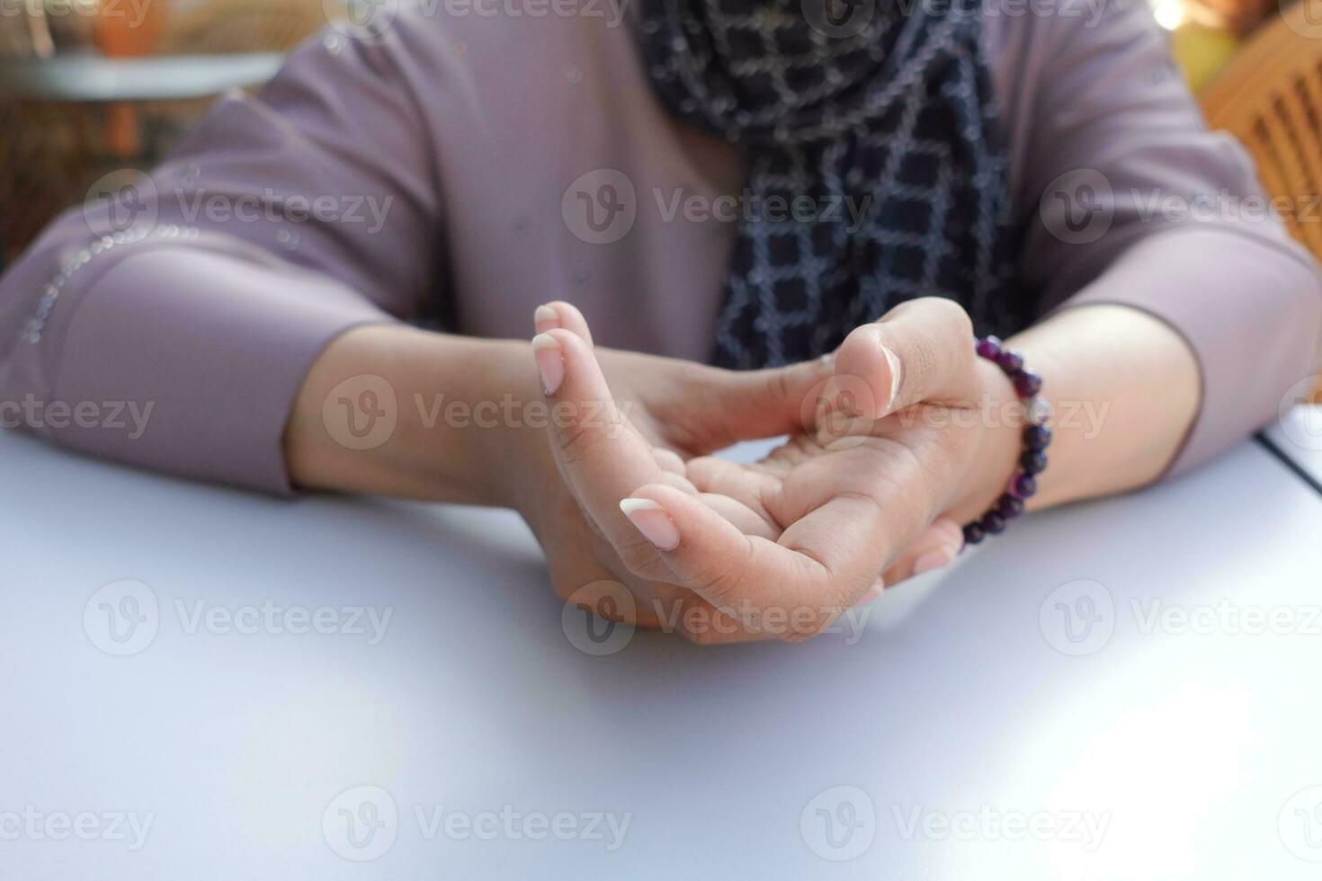 manos de mujeres jóvenes que sufren dolor de muñeca, foto