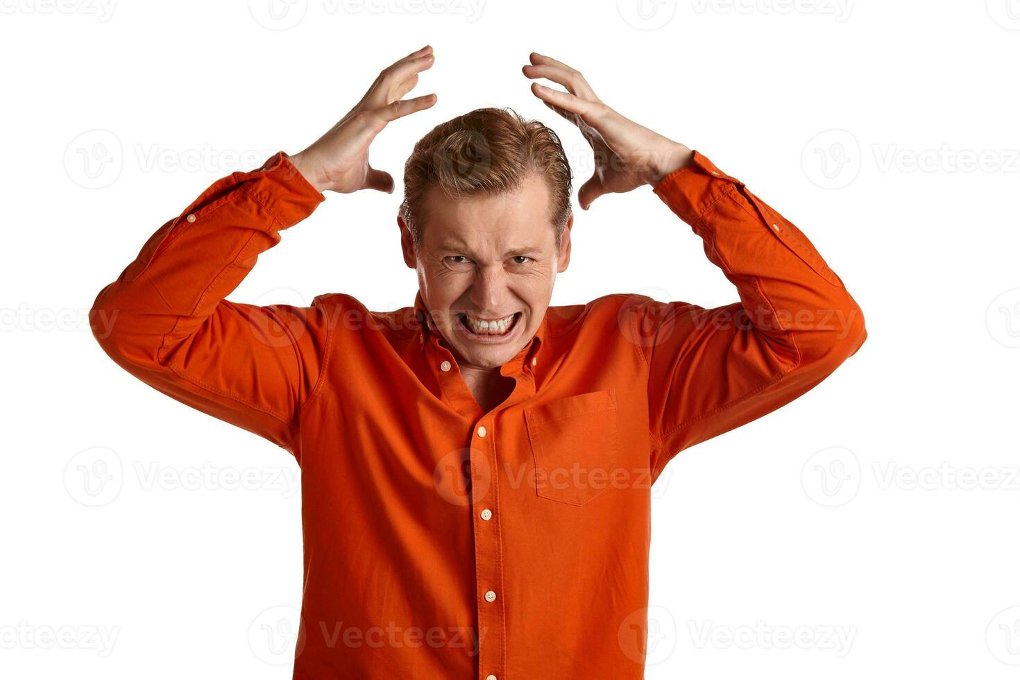 de cerca retrato de un jengibre chico en naranja camisa posando aislado en blanco antecedentes. sincero emociones foto