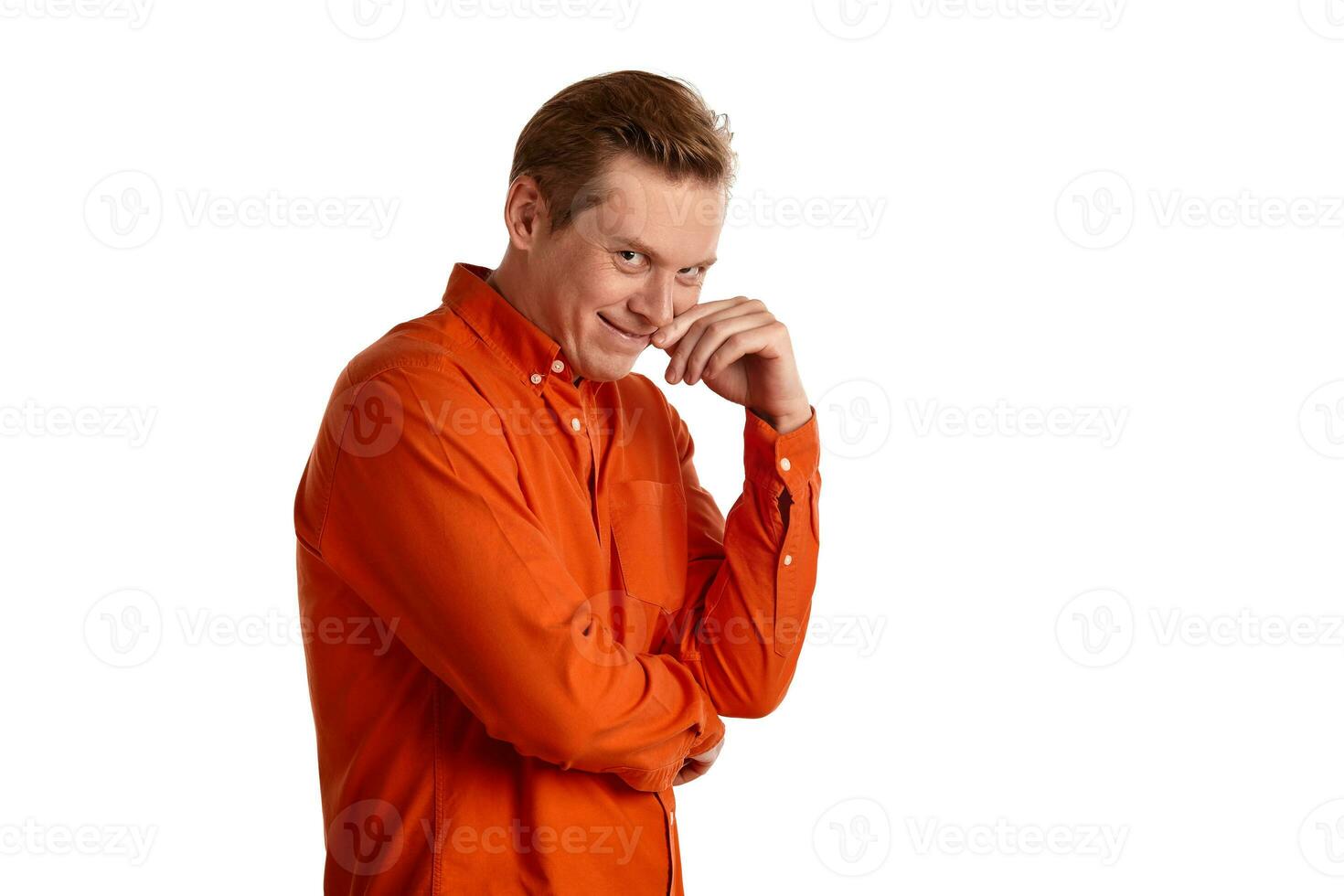 de cerca retrato de un jengibre chico en naranja camisa posando aislado en blanco antecedentes. sincero emociones foto