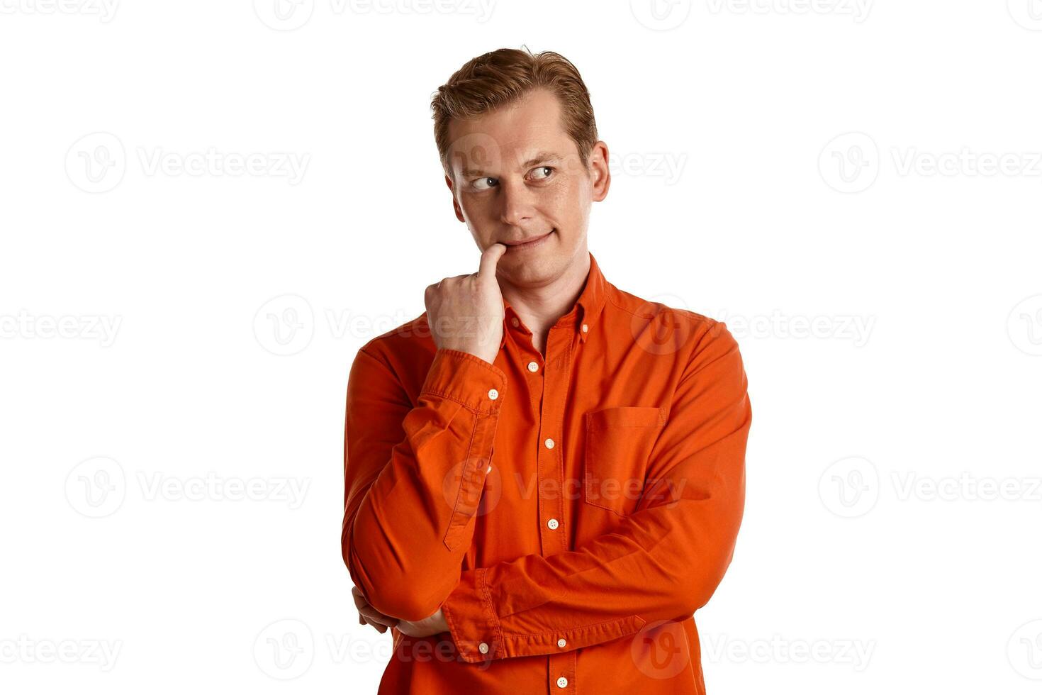 de cerca retrato de un jengibre chico en naranja camisa posando aislado en blanco antecedentes. sincero emociones foto