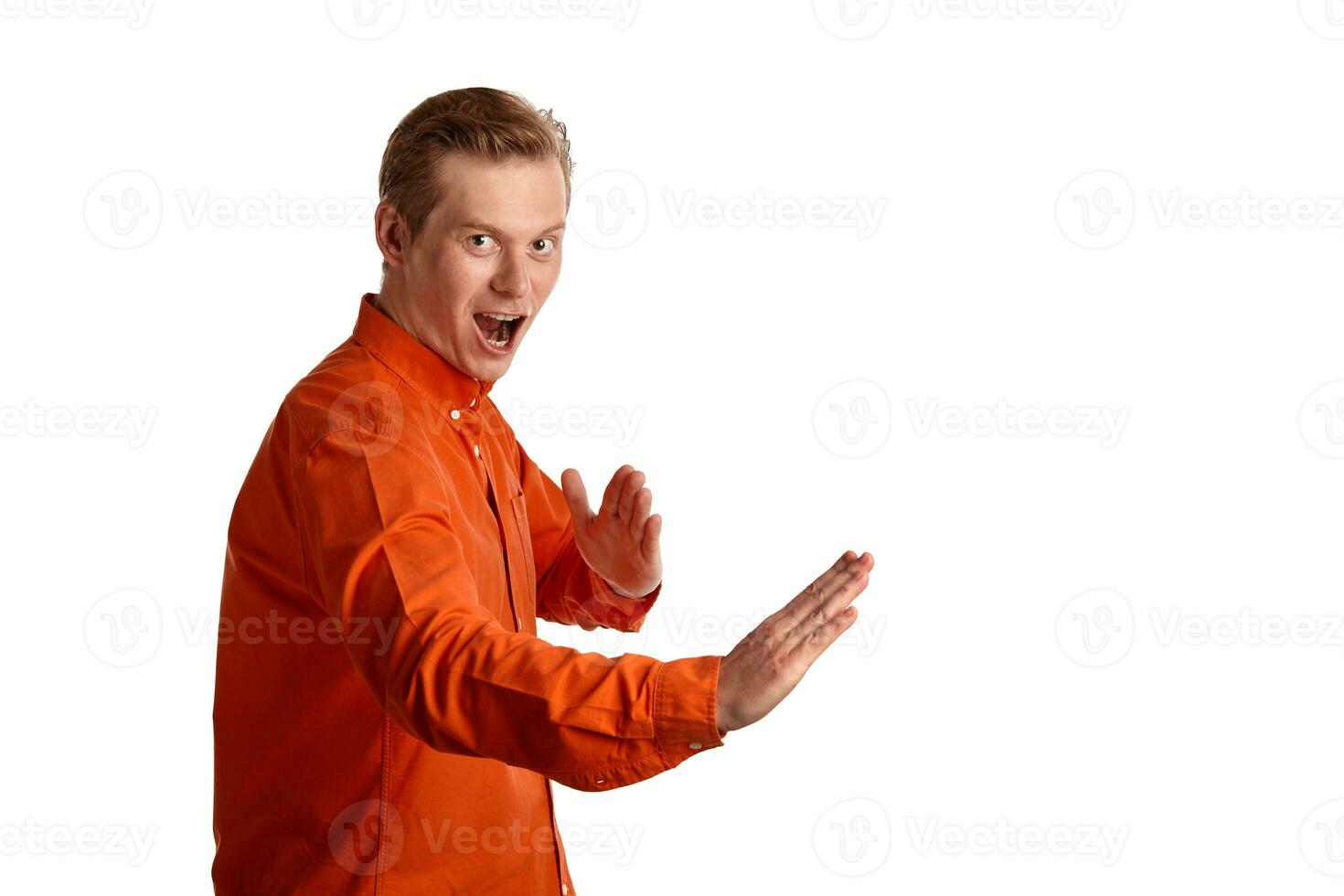 de cerca retrato de un jengibre chico en naranja camisa posando aislado en blanco antecedentes. sincero emociones foto