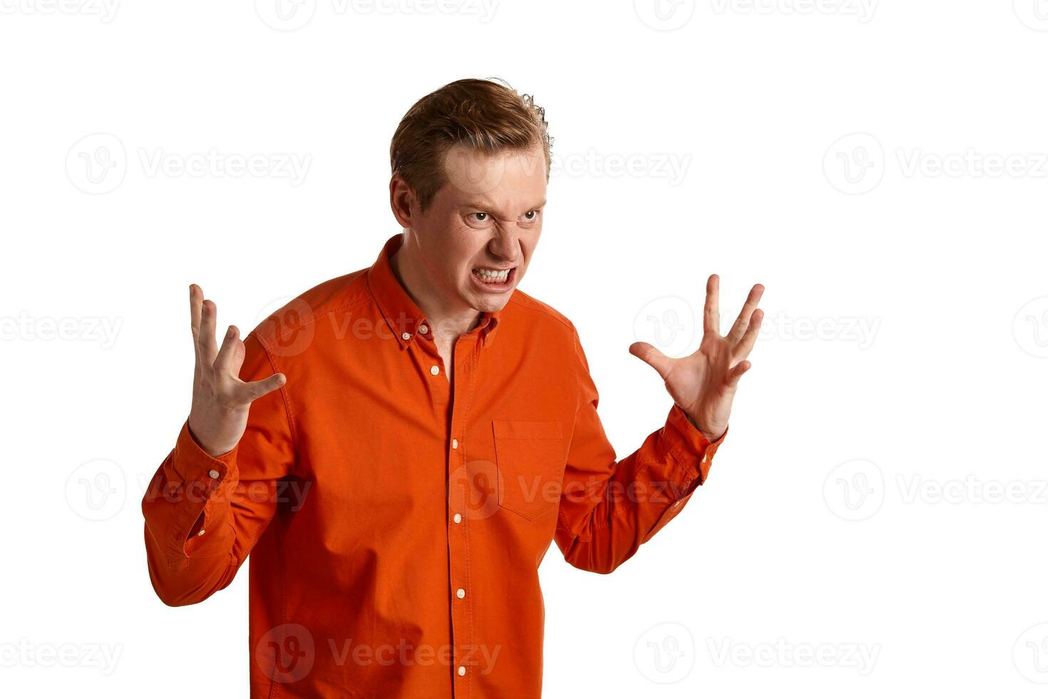 de cerca retrato de un jengibre chico en naranja camisa posando aislado en blanco antecedentes. sincero emociones foto