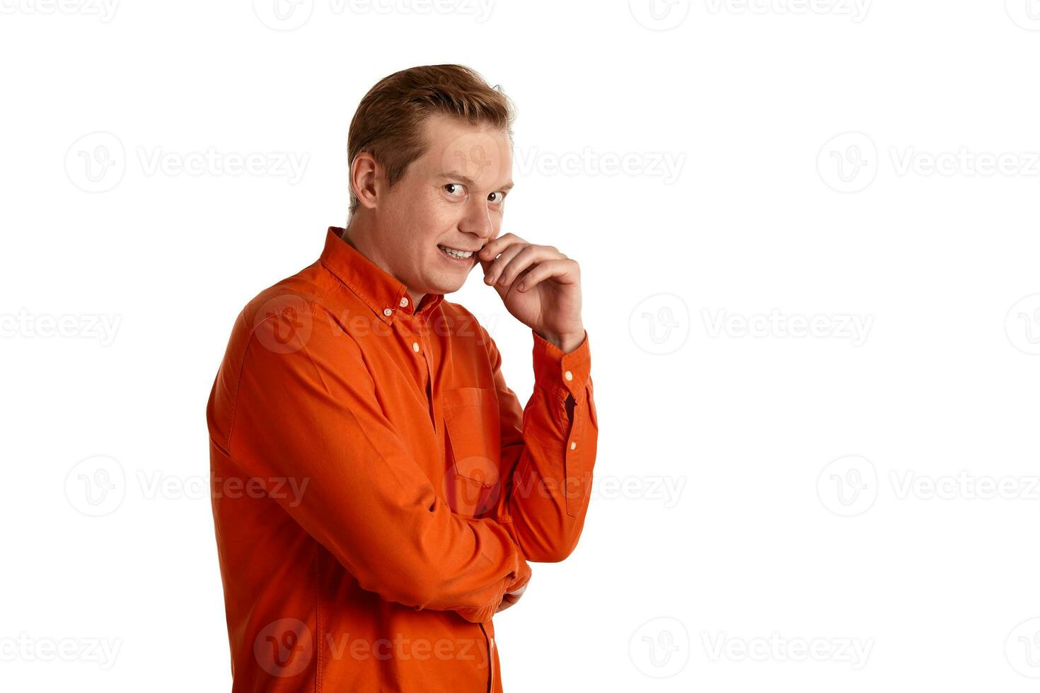 de cerca retrato de un jengibre chico en naranja camisa posando aislado en blanco antecedentes. sincero emociones foto