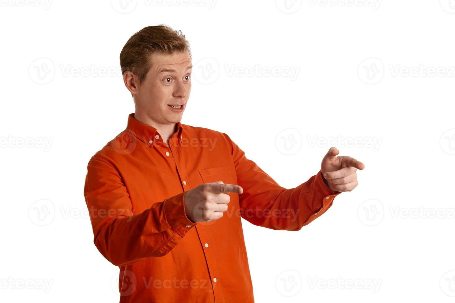 de cerca retrato de un jengibre chico en naranja camisa posando aislado en blanco antecedentes. sincero emociones foto