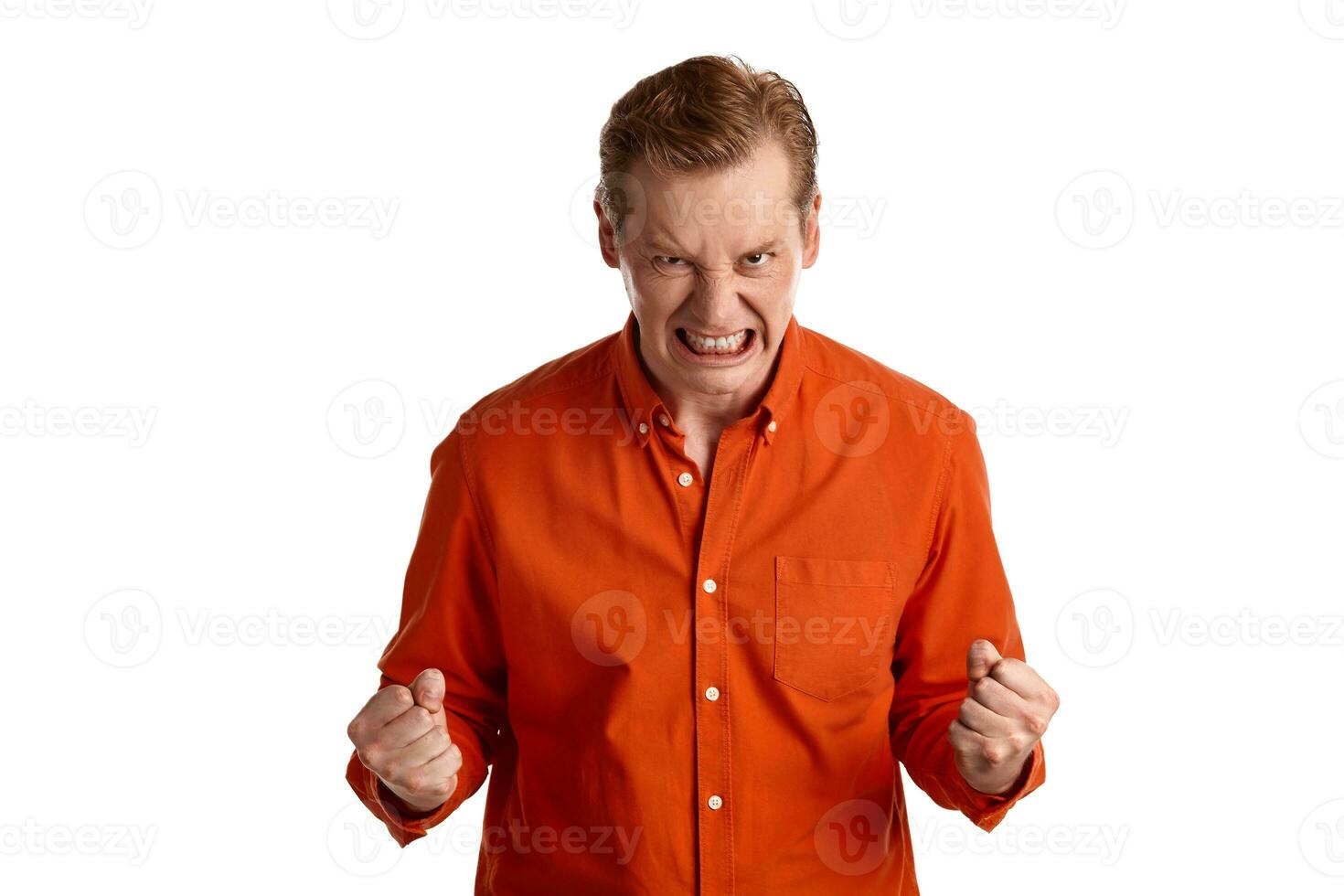 de cerca retrato de un jengibre chico en naranja camisa posando aislado en blanco antecedentes. sincero emociones foto