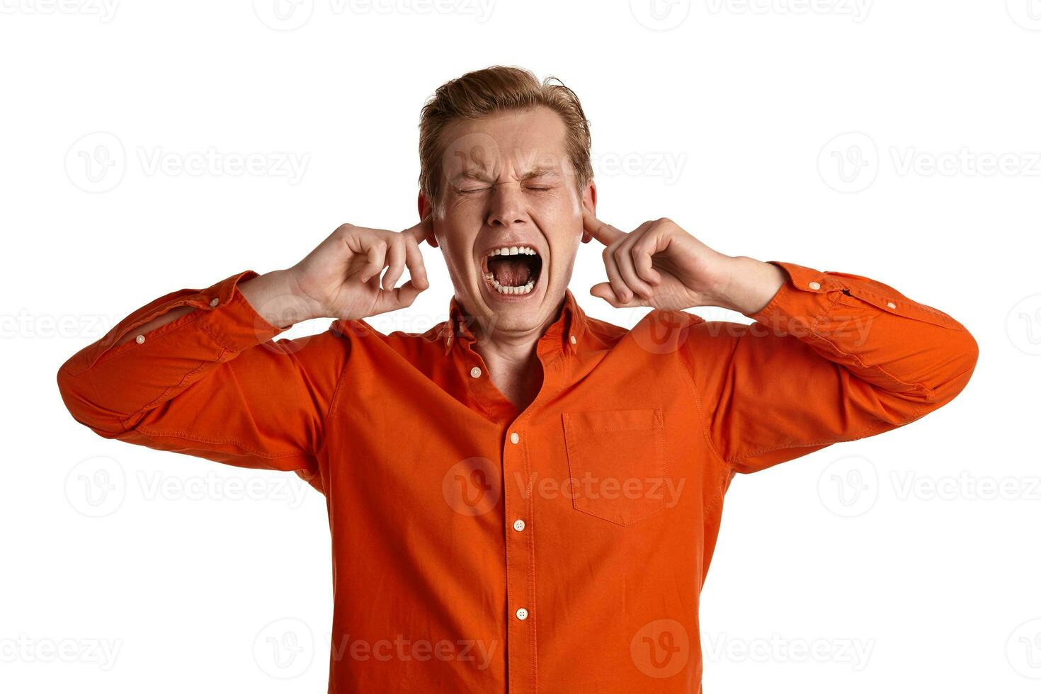 de cerca retrato de un jengibre chico en naranja camisa posando aislado en blanco antecedentes. sincero emociones foto