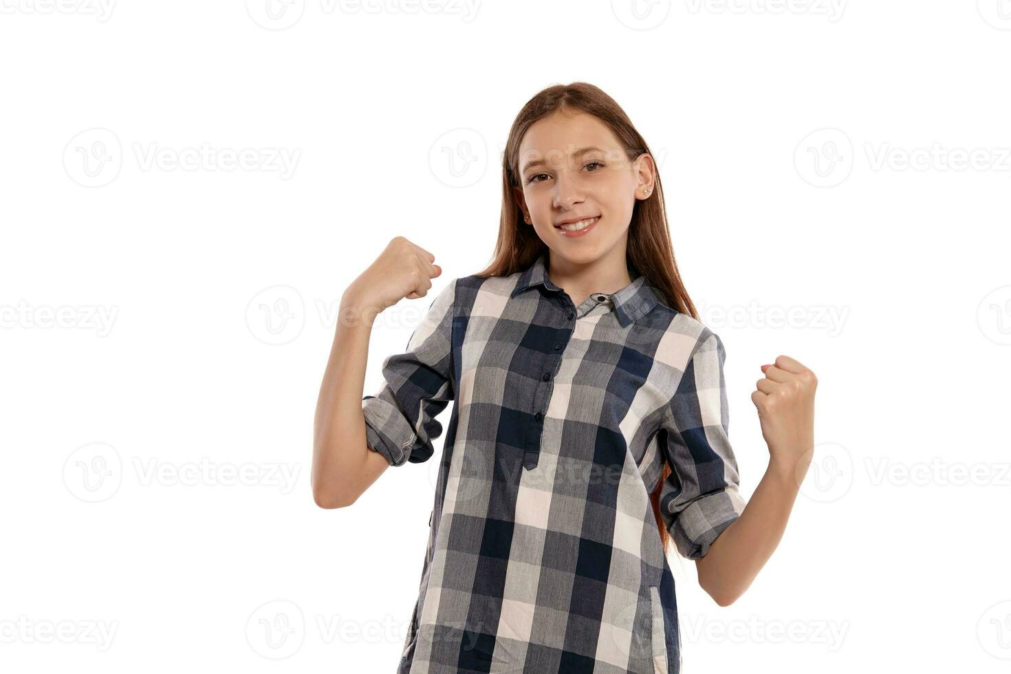 hermosa Adolescente niña en un casual a cuadros camisa es posando aislado en blanco estudio antecedentes. foto