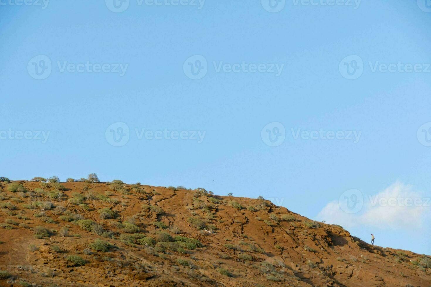 un colina con un azul cielo en el antecedentes foto