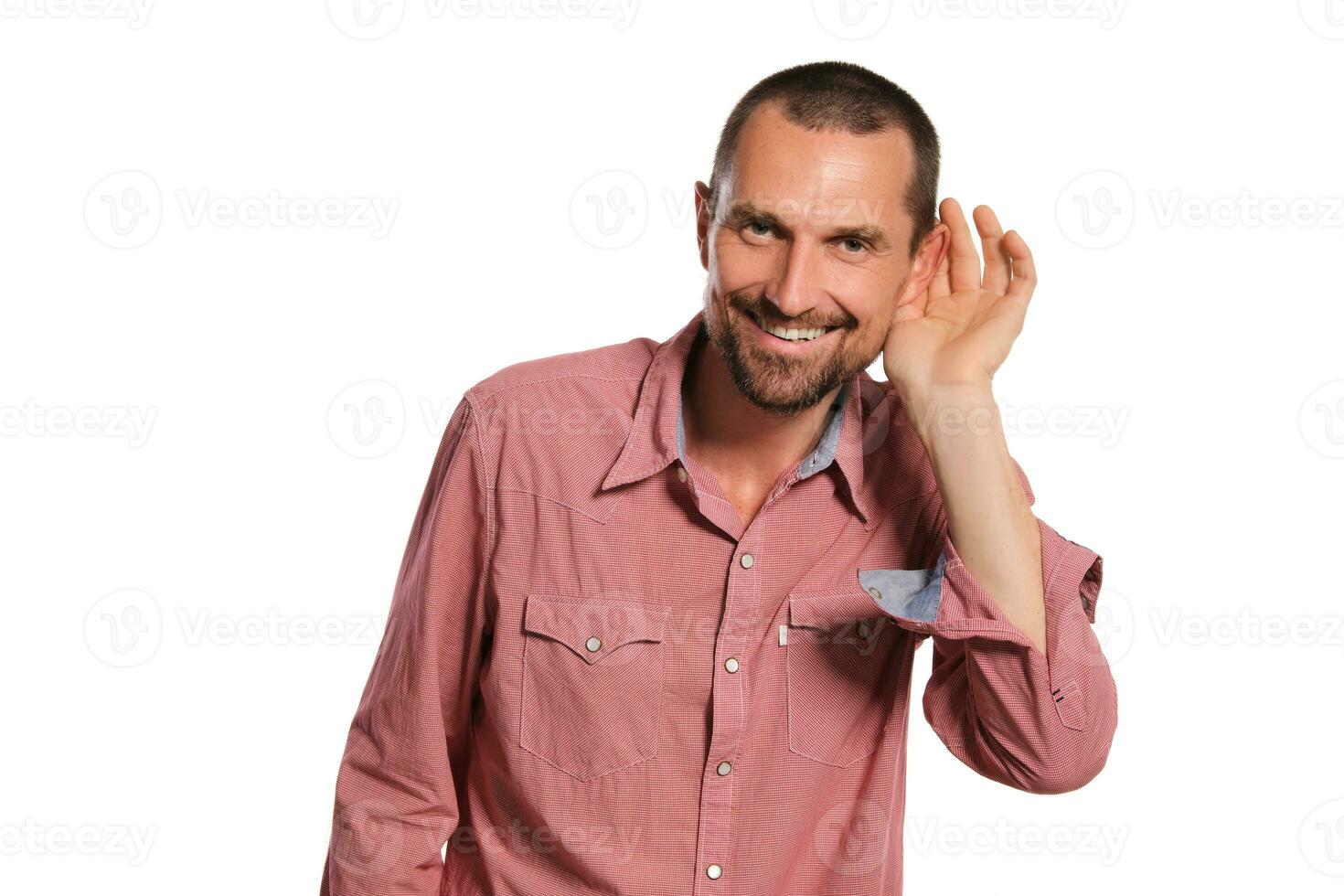 de edad mediana hombre con barba, Bigote y corto Corte de pelo posando aislado en blanco antecedentes. sincero emociones concepto. foto