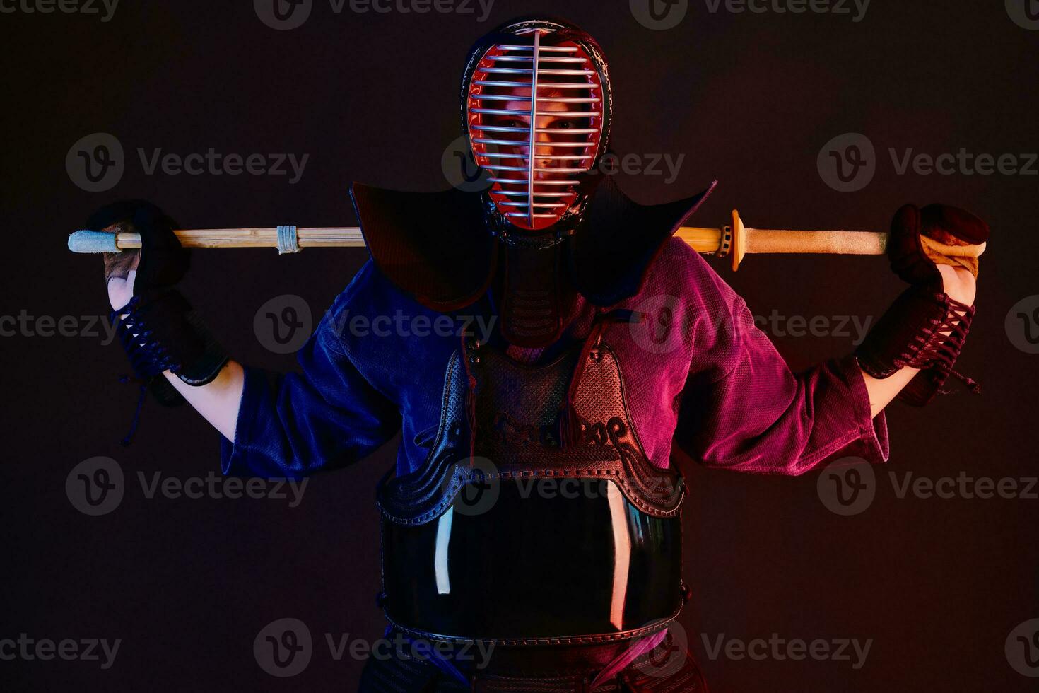 cerca arriba disparo, kendo combatiente vistiendo en un armadura, tradicional kimono, casco practicando marcial Arte con shinai bambú espada, negro antecedentes. foto