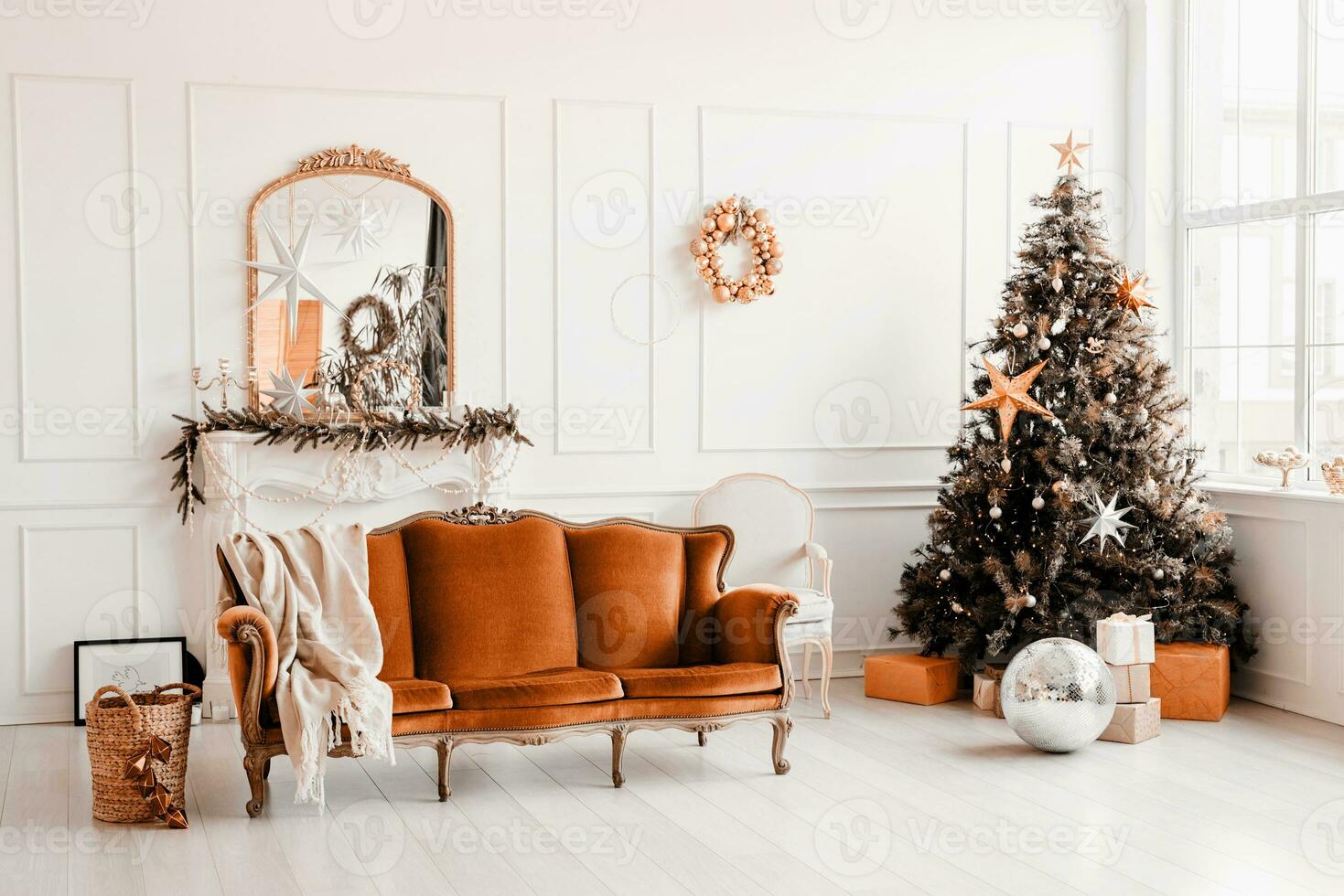 color de el año 2024, melocotón pelusa. hermosa acogedor vivo habitación decorado para Navidad foto