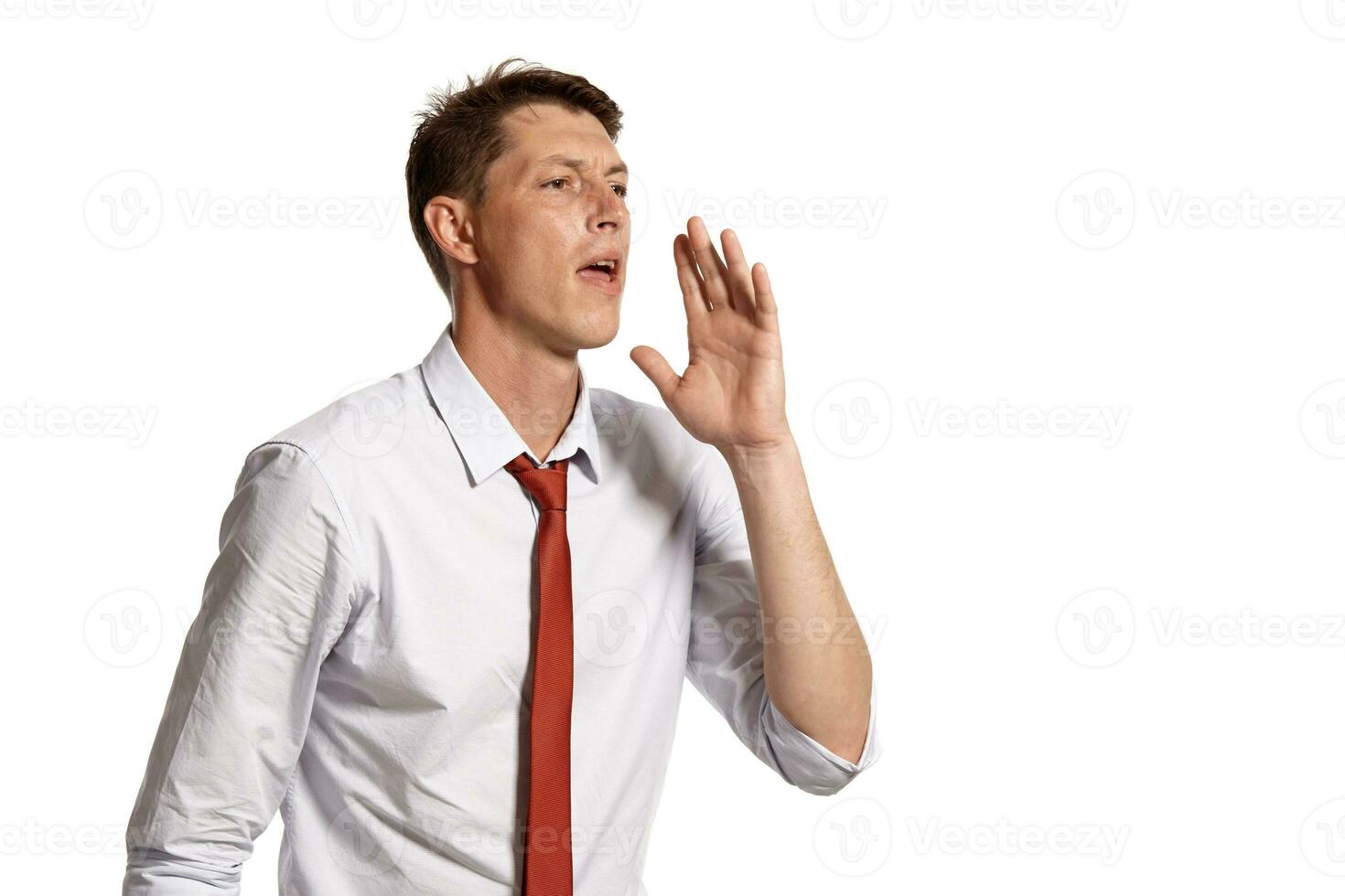 retrato de un joven moreno hombre posando en un estudio aislado terminado un blanco antecedentes. foto