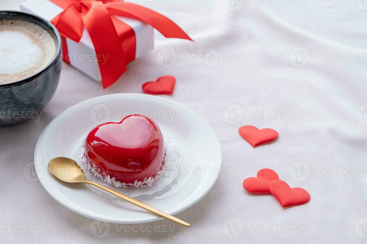 corazón conformado vidriado enamorado pastel en cama foto