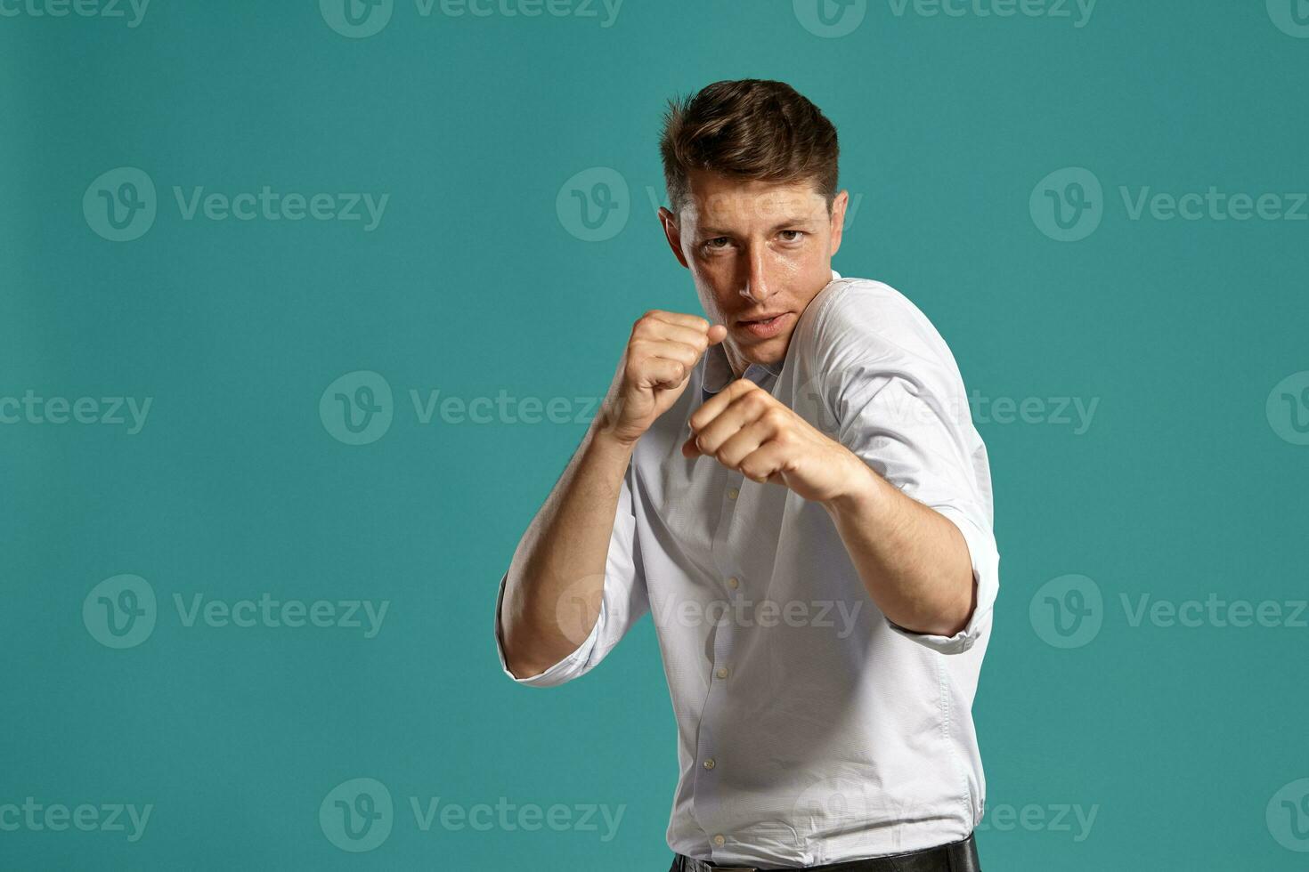 retrato de un joven moreno hombre posando en un estudio en contra un azul antecedentes. foto