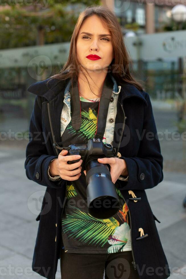 atractivo turista mujer fotógrafo con cámara, al aire libre en ciudad calle. foto