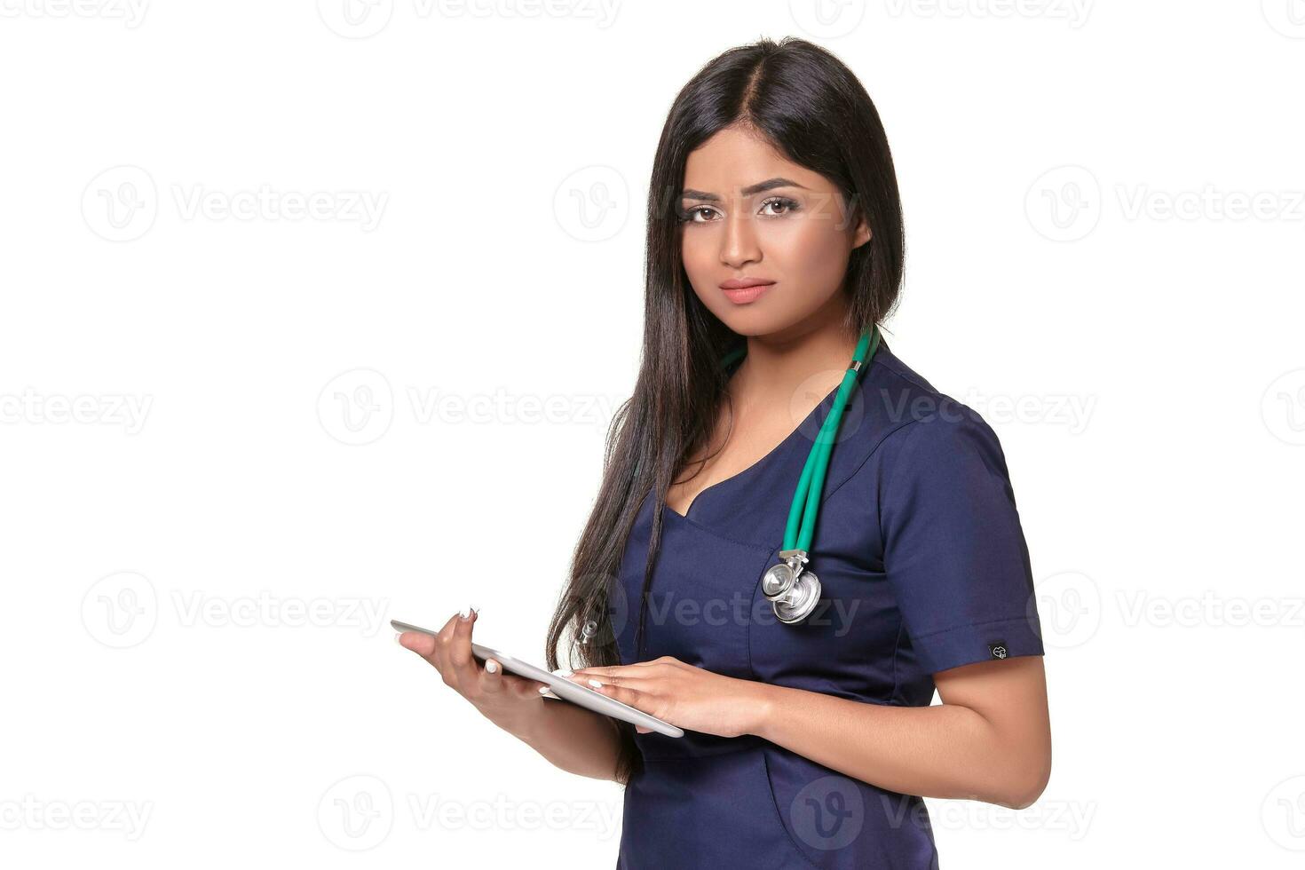 joven bonito médico con un estetoscopio y un médico historia en su brazos foto