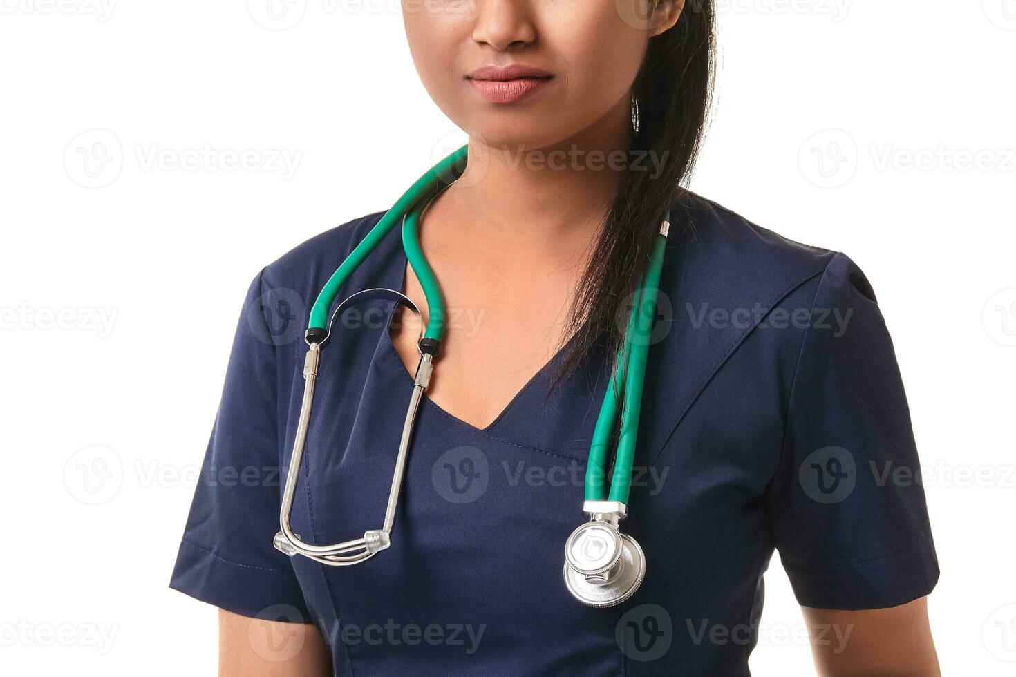 hermosa joven médico con un estetoscopio, aislado en blanco foto